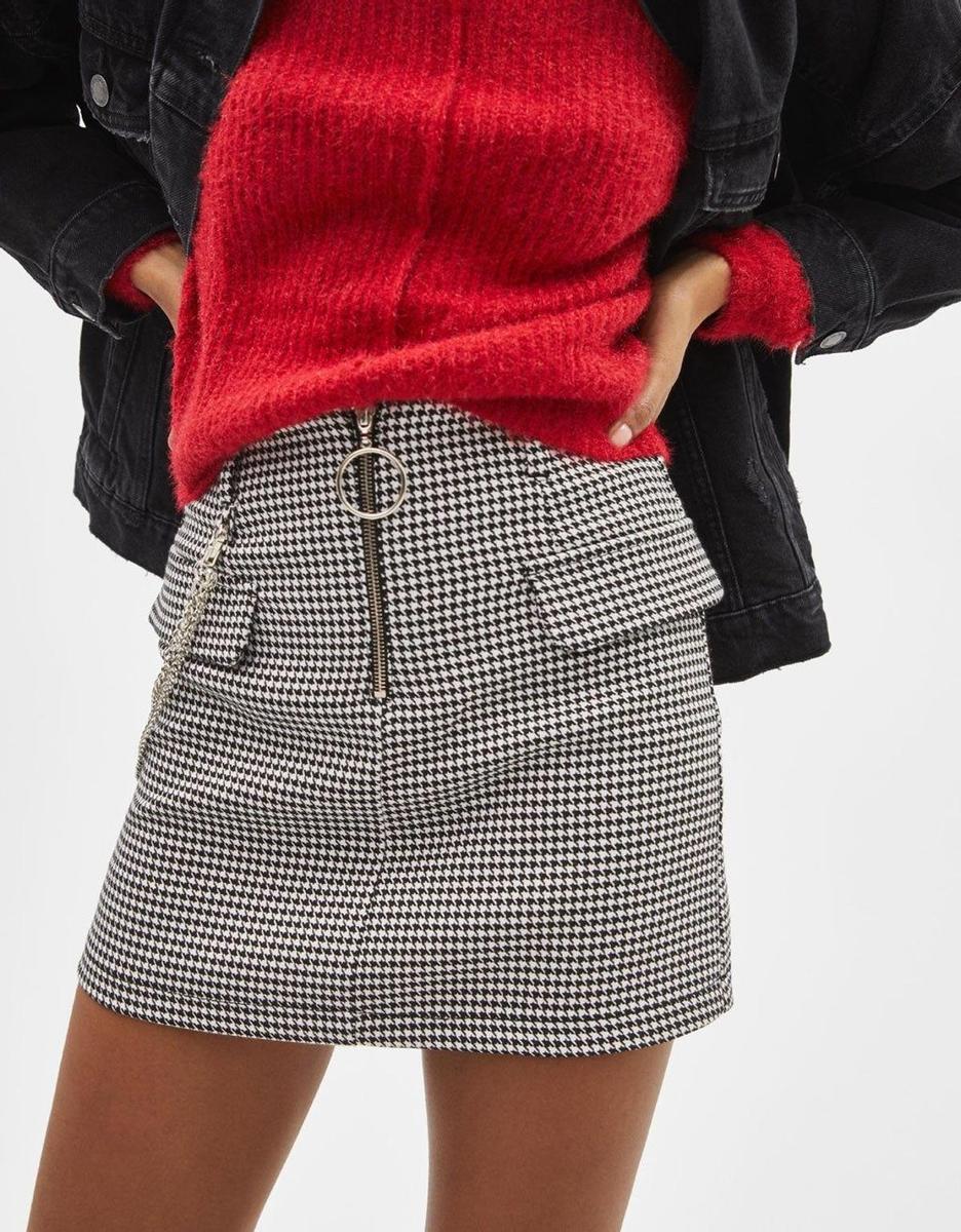 Falda mini con estampado de cuadros de Bershka (Precio: 13,99 euros)