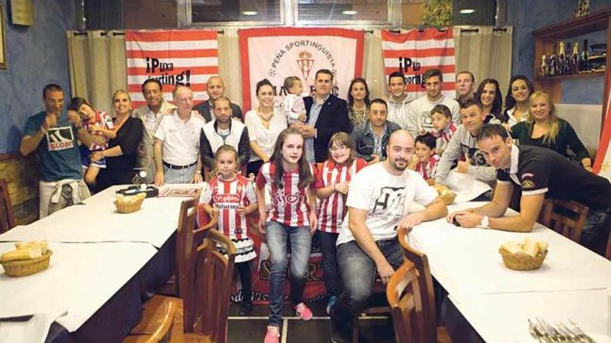 Sandoval, Lora, Isma López y Dennis, en el quinto aniversario de la peña Los Collacios