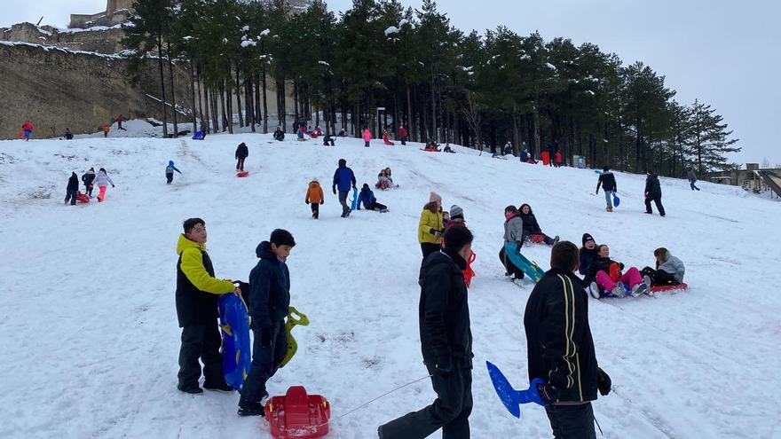 Los niños se divierten con la nieve que ha cubierto Castellón