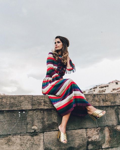 Sara Escudero con vestido a rayas de Gucci