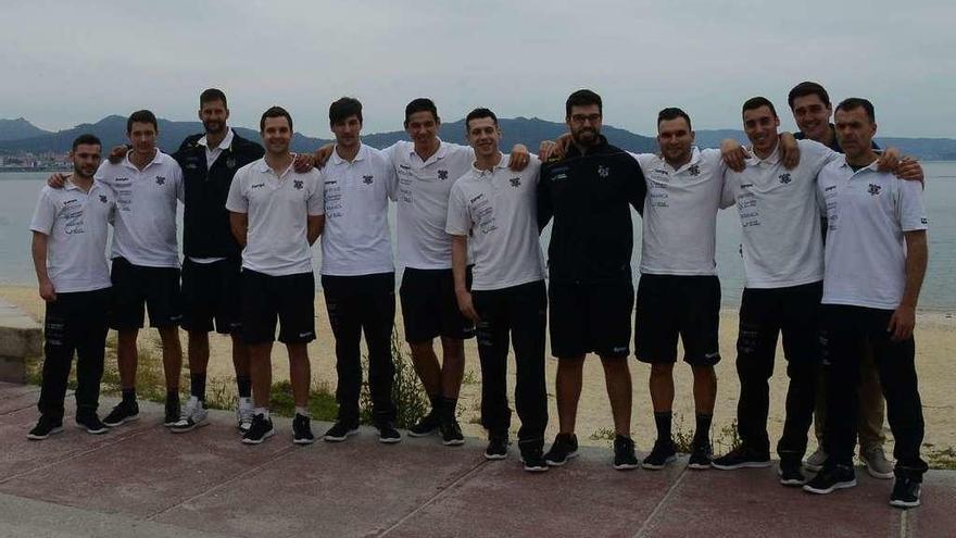 Parte de la expedición del Frigoríficos del Morrazo, ayer en la playa de Rodeira. // Gonzalo Núñez