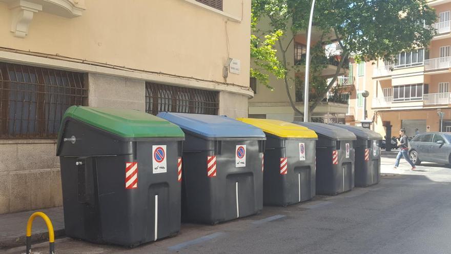 Los contenedores de MariÃ n AguilÃ³, a salvo hoy, tras sofocar el fuego con prontitud.