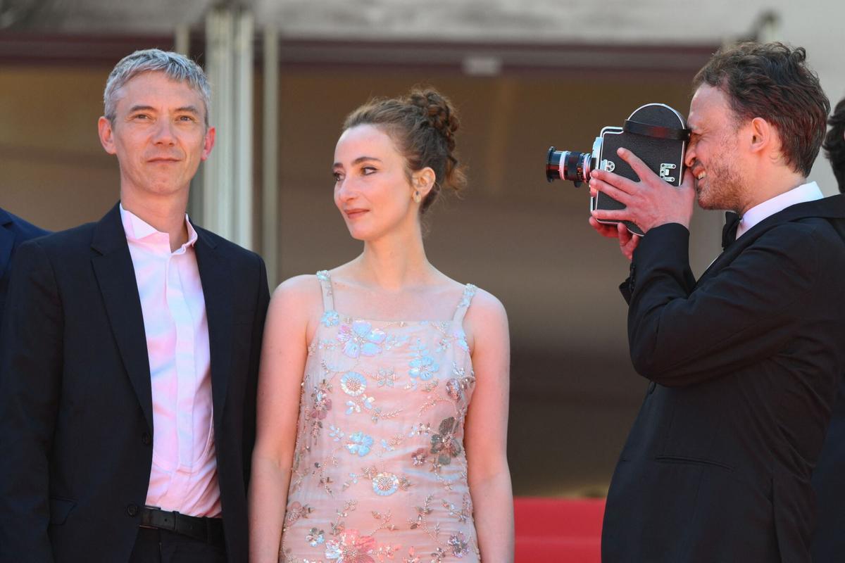 Swann Arlaud, Sandrine Blancke y Emmanuel Marre en el estreno de 'Notre Salut' en el Festival de Cine de Cannes