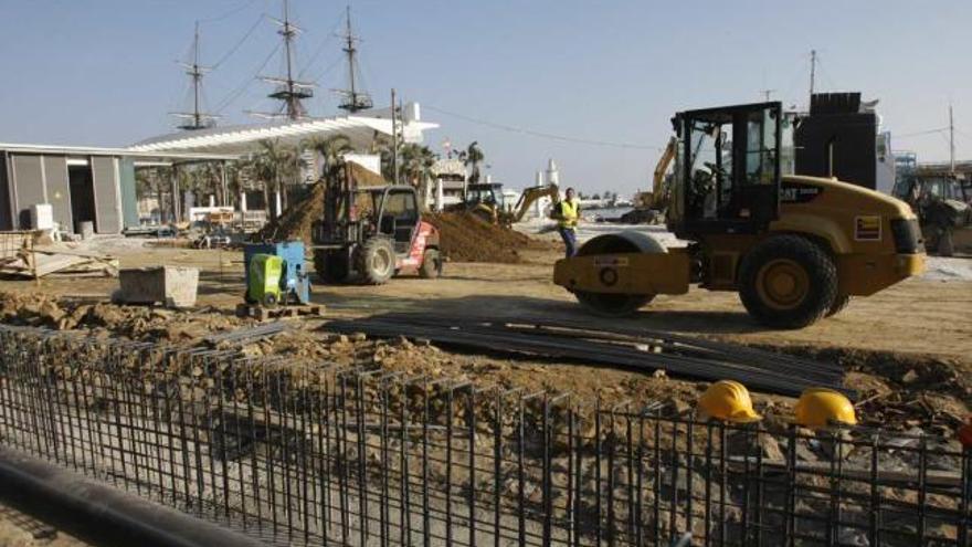 Los trabajos de conexión del palmeral con la entrada por la plaza de la Marina están en marcha.