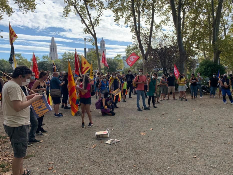 Lectura del Manifest de l''esquerra independentista gironina al passeig de la Copa