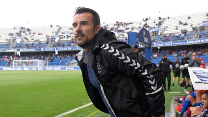 Aritz López Garai, saliendo del banquillo antes del inicio del partido.