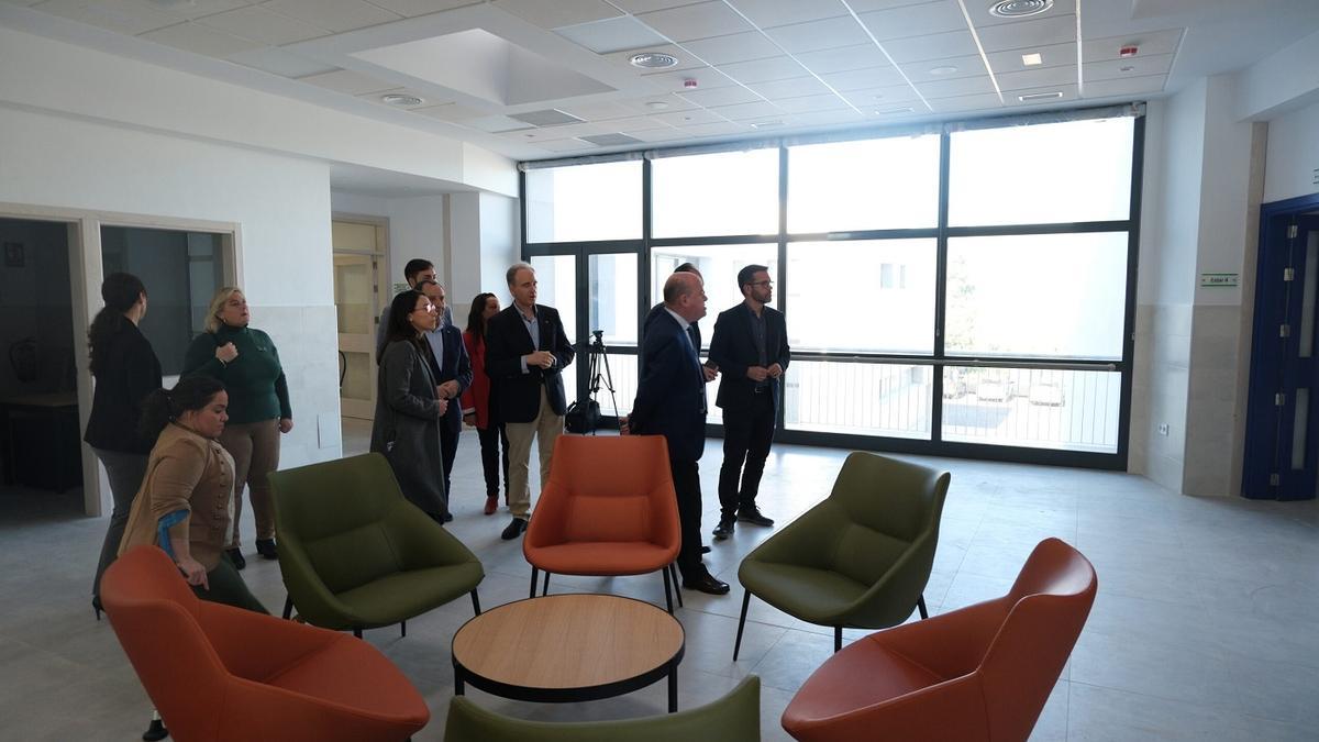 El alcalde de Antequera, Manuel Barón, ha visitado la nueva residencia de adultos de Adipa en Antequera.