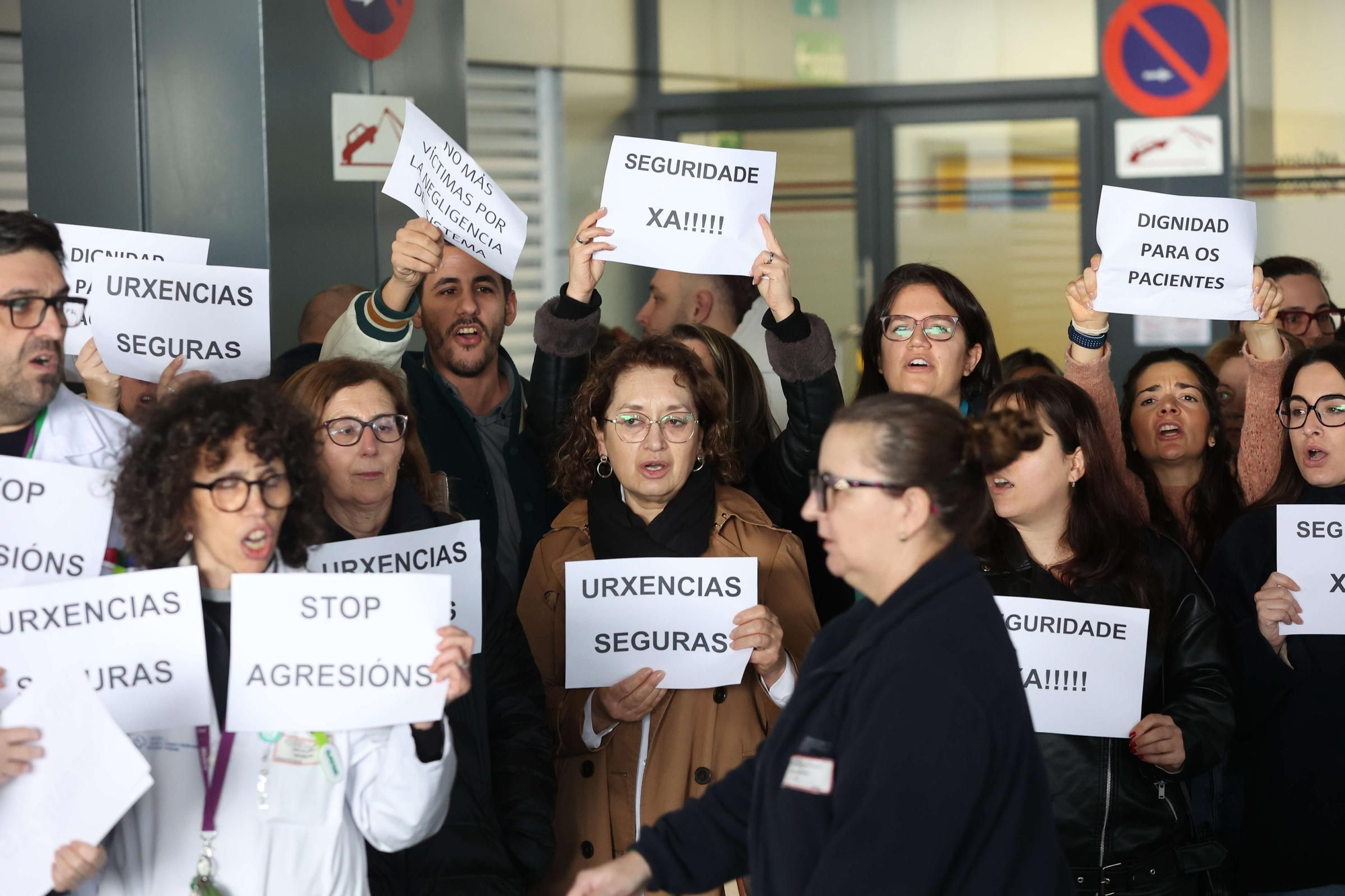 Protesta en el Chuac tras agredir un paciente con arma blanca a un enfermero y un vigilante