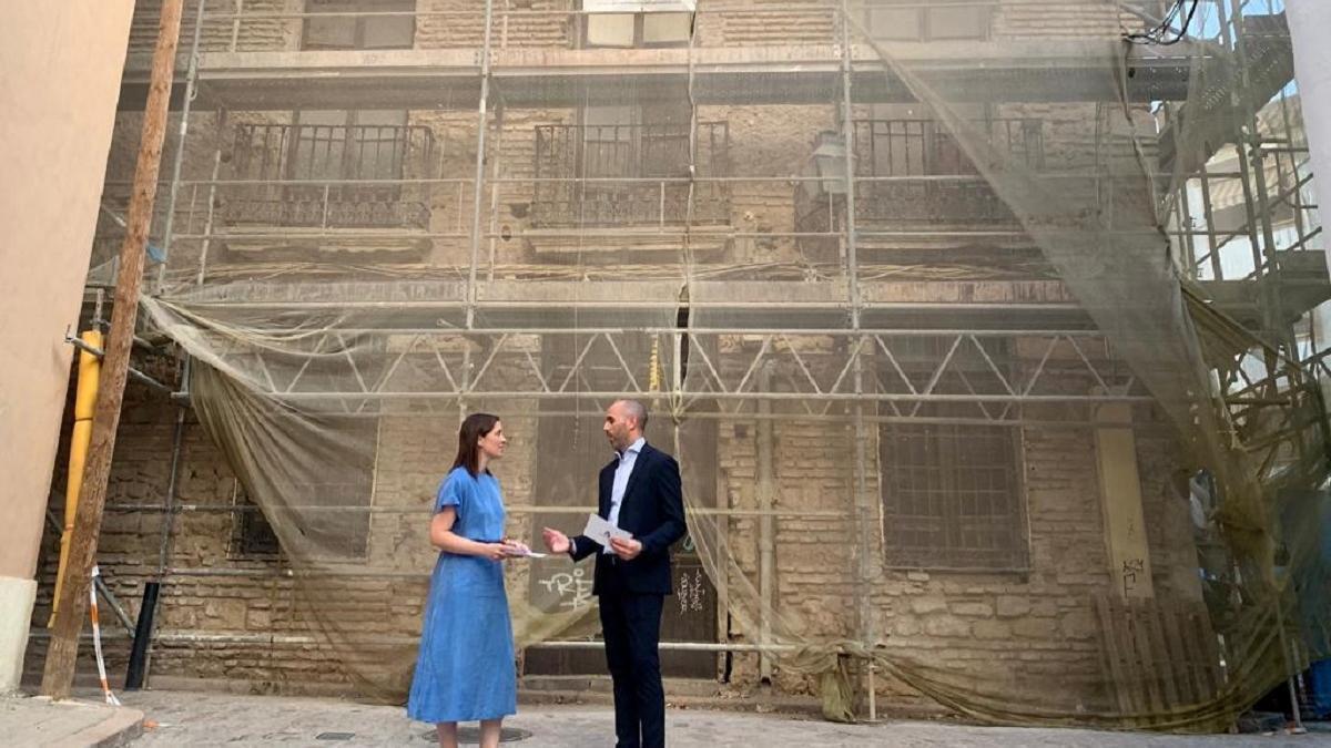 La delegada territorial de Fomento, Cristina Casanueva, y el de Turismo, Eduardo Lucena, ante el edificio.
