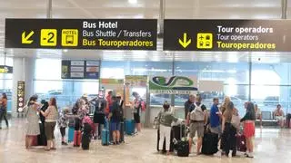 Retrasos en el aeropuerto de Alicante-Elche tras un fallo técnico que ha colapsado el tráfico aéreo en el Reino Unido