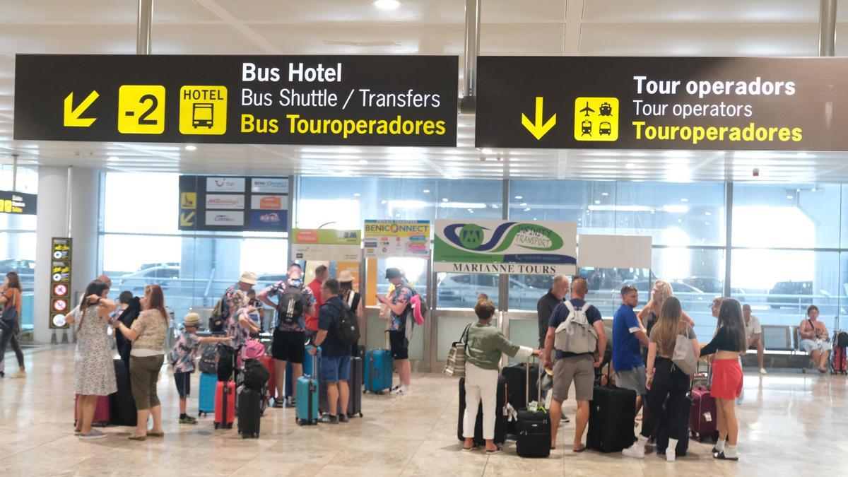 Turistas en el aeropuerto Alicante-Elche en una imagen de archivo.