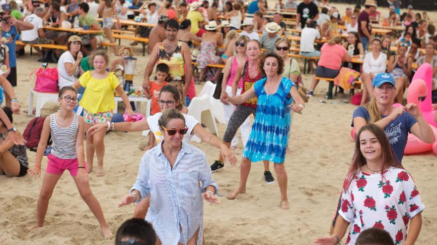 Coreografías y bailes para las familias en la Carpa de Día del Mundial en Sotavento.