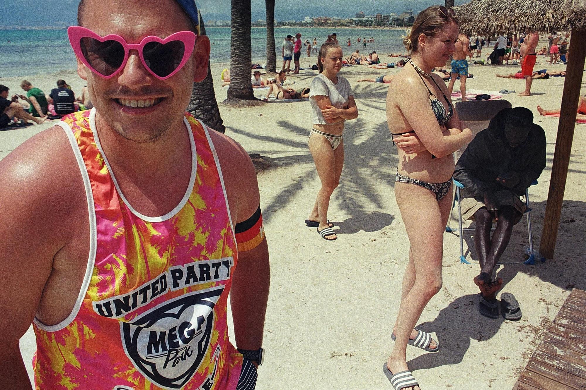 "Weine nicht, wenn der Pegel fällt": Bilder eines deutschen Straßenfotografen von der Playa de Palma auf Mallorca