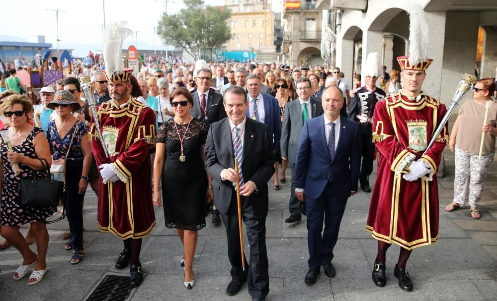 Miles de fieles acompañan a la imagen del nazareno en la tradicional procesión por el centro de la ciudad con principio y final en la Colegiata.