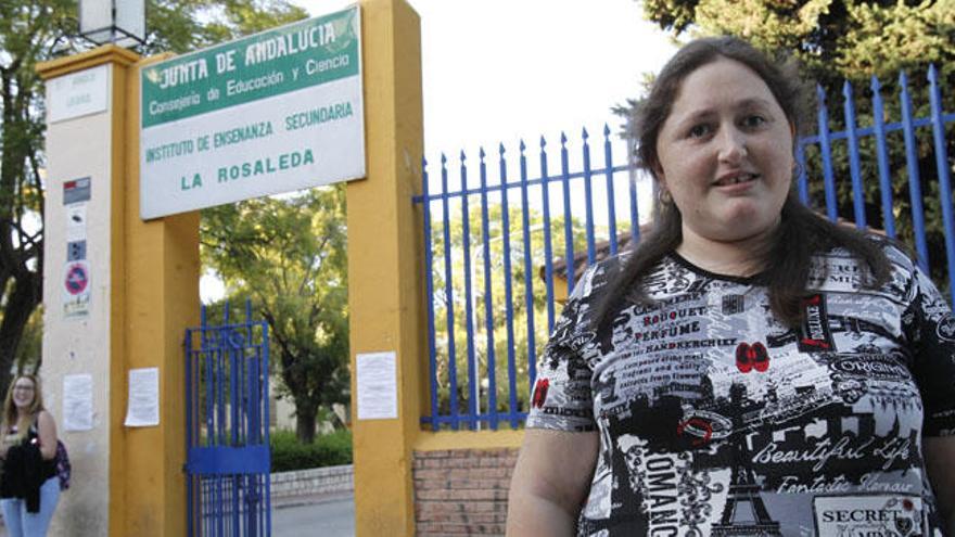 Cristina de la Torre, ante el IES La Rosaleda.