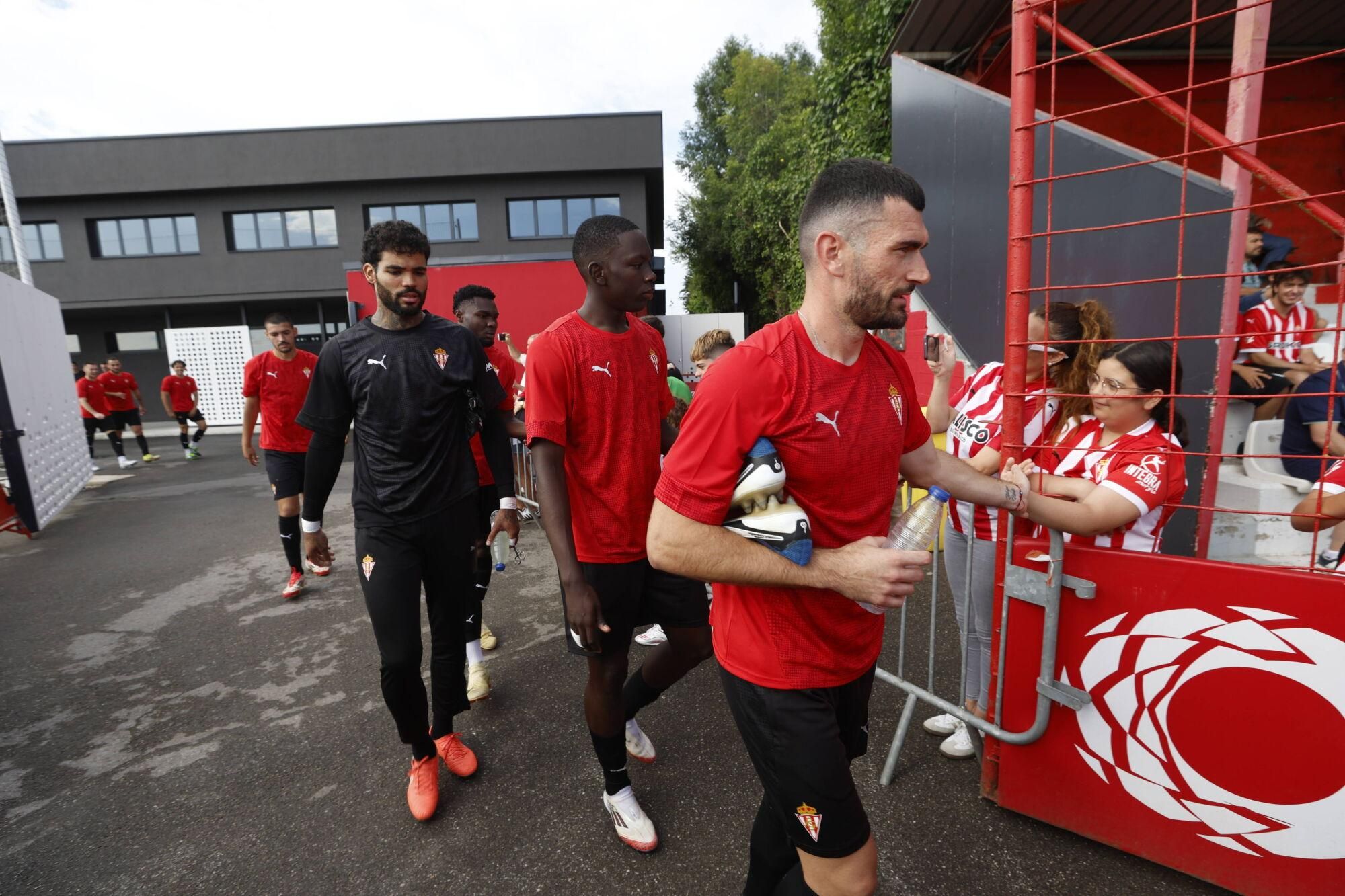 EN IMÁGENES: Segundo entrenamiento del Sporting, con público en Mareo