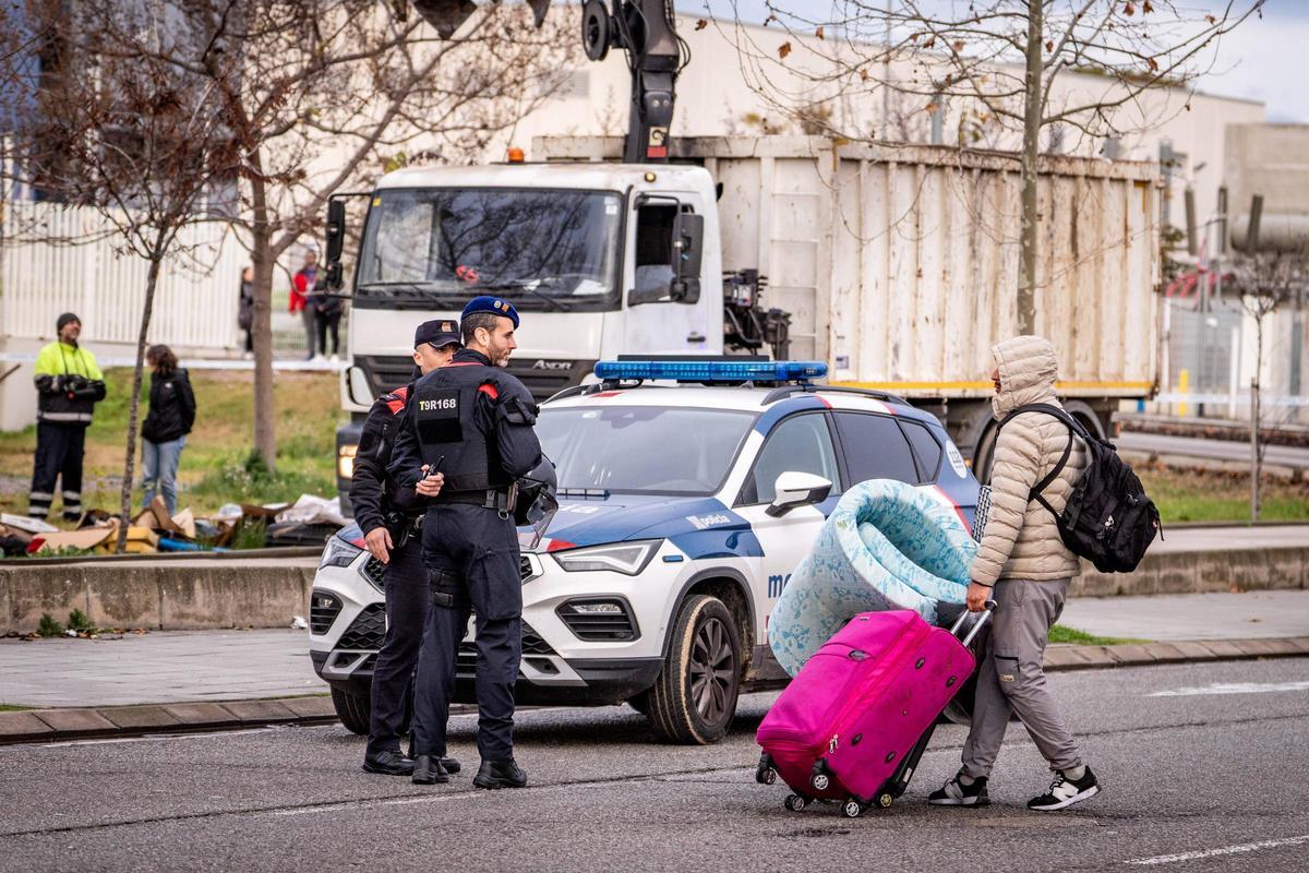Barcelona desaloja el campamento de la Zona Franca Barcelona desaloja el campamento de la Zona Franca