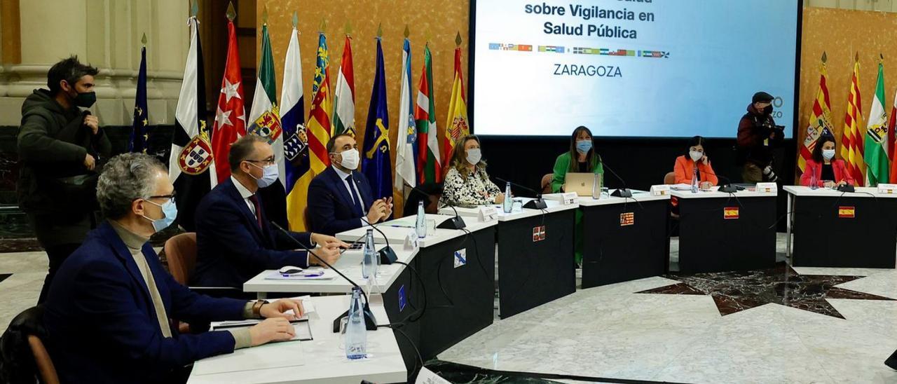 El consejero de Salud de Asturias, Pablo Fernández Muñiz, segundo por la izquierda, durante la reunión de ayer en Zaragoza.