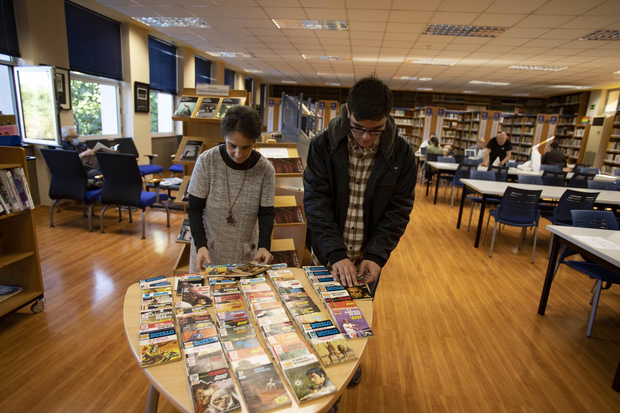 Donan toda la colección de las obras de Josep Berna, maestro de literatura pulp, a la biblioteca de Xàtiva