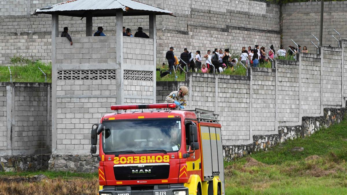 Presencia de los bomberos en el centro penitenciario femenino tras el incendio en un módulo que deja 41 víctimas mortales