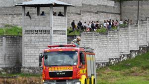 Presencia de los bomberos en el centro penitenciario femenino tras el incendio en un módulo que deja 41 víctimas mortales