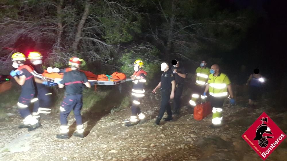 Los bomberos rescatan en Benidorm a una mujer que practicaba senderismo y se rompió la tibia en una caída