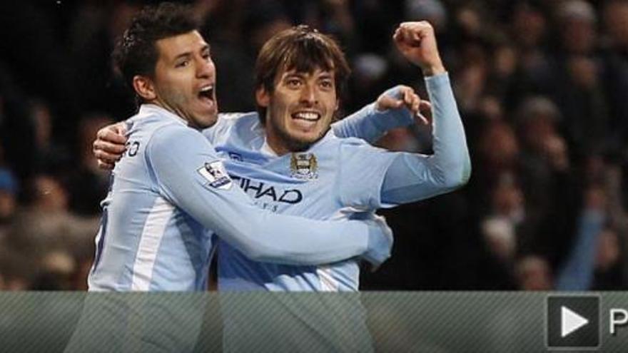 David Silva celebra su gol junto al Kun Agüero.