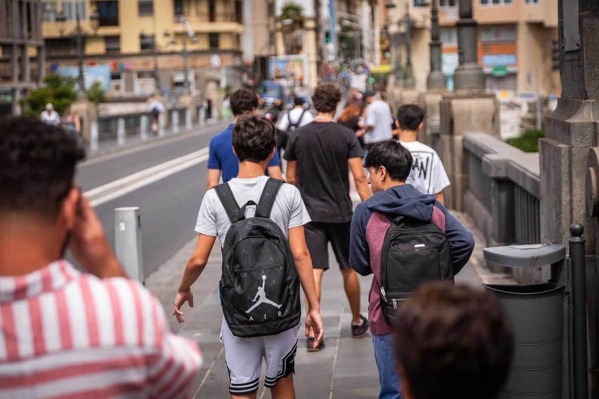 Un grupo de adolescentes se dirige al instituto, en Santa Cruz de Tenerife.