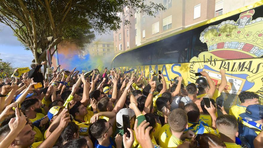 El paso de la guagua de la UD por Fondos de Segura, el pasado 21 de mayo de 2022, antes de la disputa de la penúltima jornada ante el Oviedo en Segunda, y que se saldó con victoria.   |