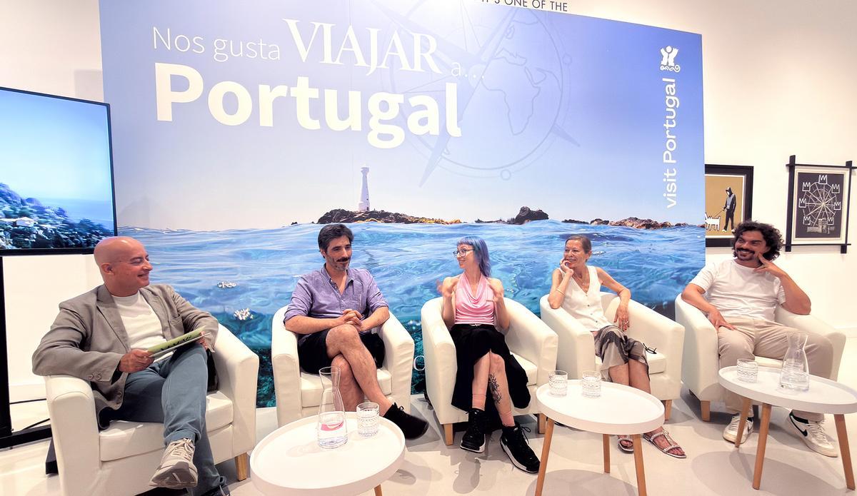 Los participantes de la mesa redonda "Nos gusta VIAJAR a... Portugal", celebrada en el Moco Museum Barcelona. De izquierda a derecha: Josep Maria Palau, André Gomes, Sofía da Costa Moura, Isabel Soler y Pedro Oliveira.