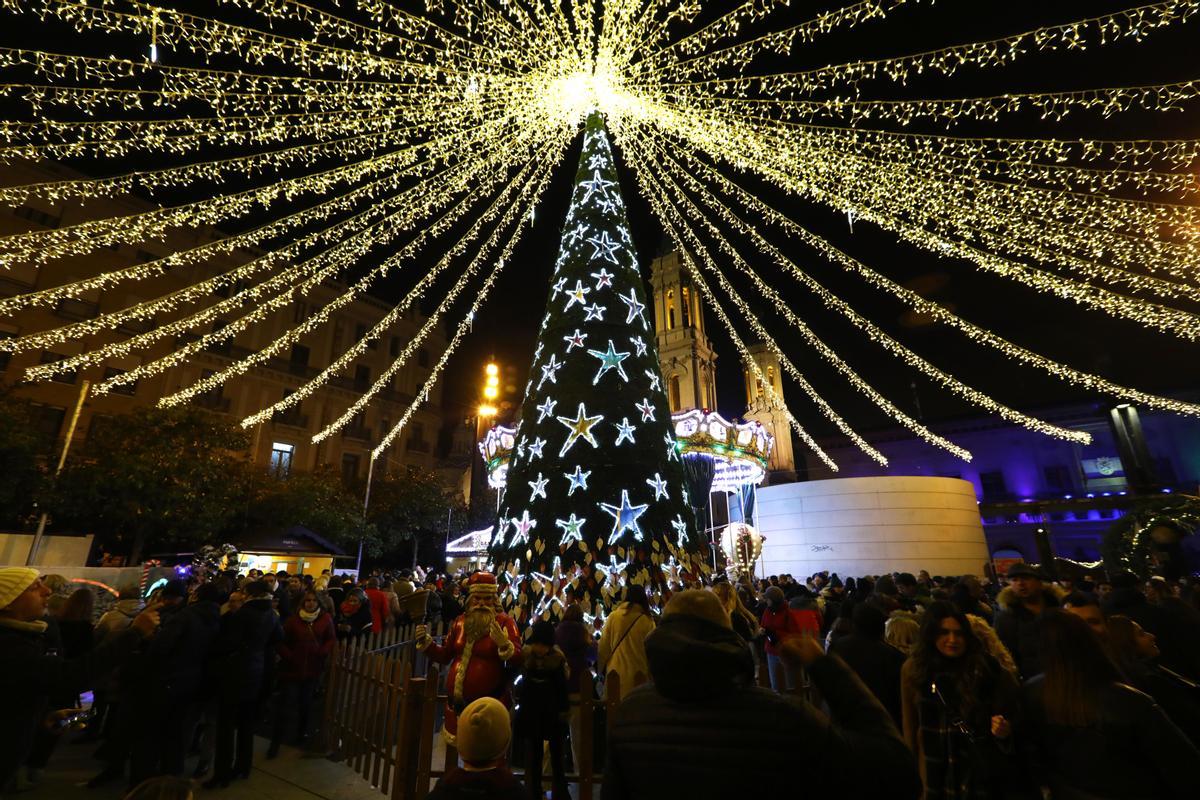 La decoración navideña de la plaza del Pilar ha vuelto a lo grande tras las ausencias del año pasado.