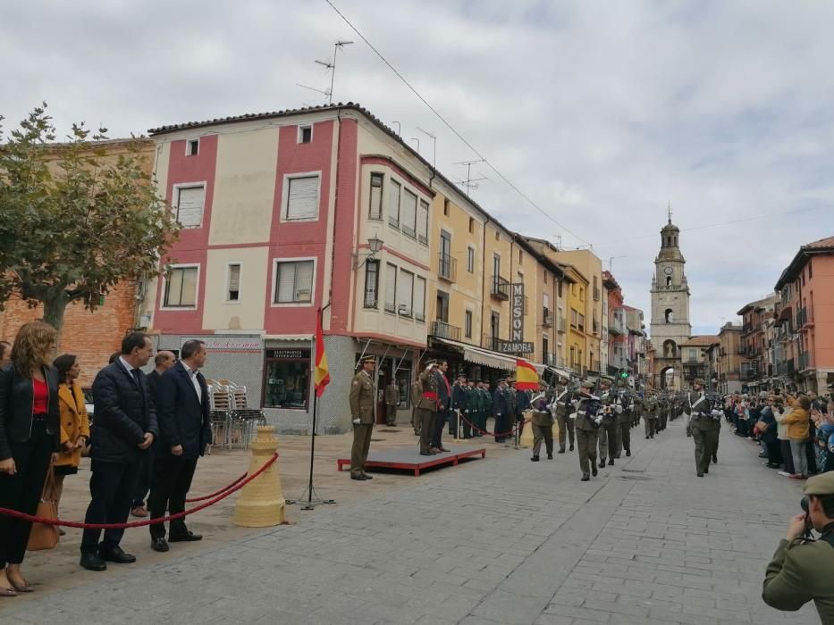 Toro rinde homenaje a la bandera