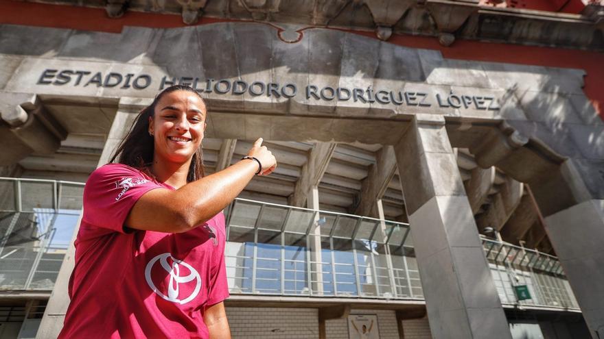 Paola Hernández, junto a la antigua puerta de la grada de Herradura del estadio Heliodoro Rodríguez López. | MARÍA PISACA