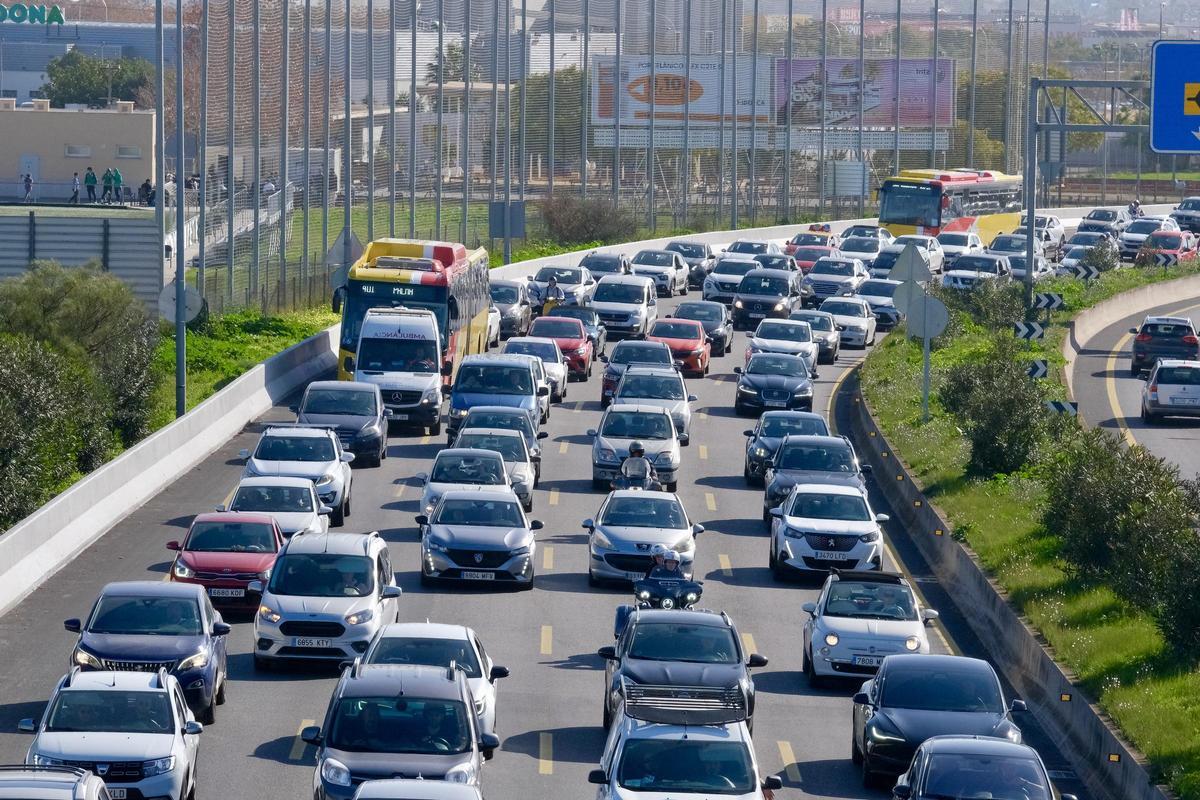 Imagen de archivo del monumental atasco en la Vía de Cintura de Palma en dirección Andratx.