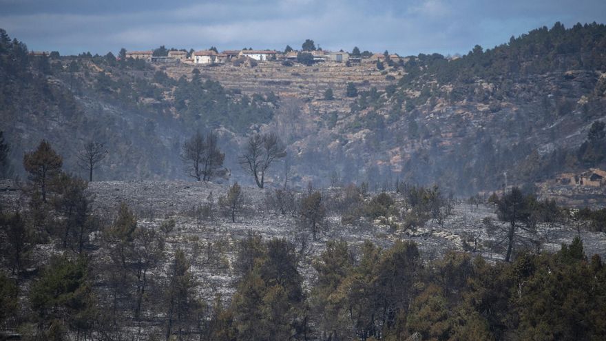 La caída de las temperaturas frena el fuego en Castellón y evita nuevas evacuaciones