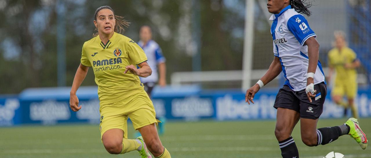 La atacante amarilla Sheila Guijarro pugna por un balón con la zaguera alavesista Ohale en un lance del primer acto.