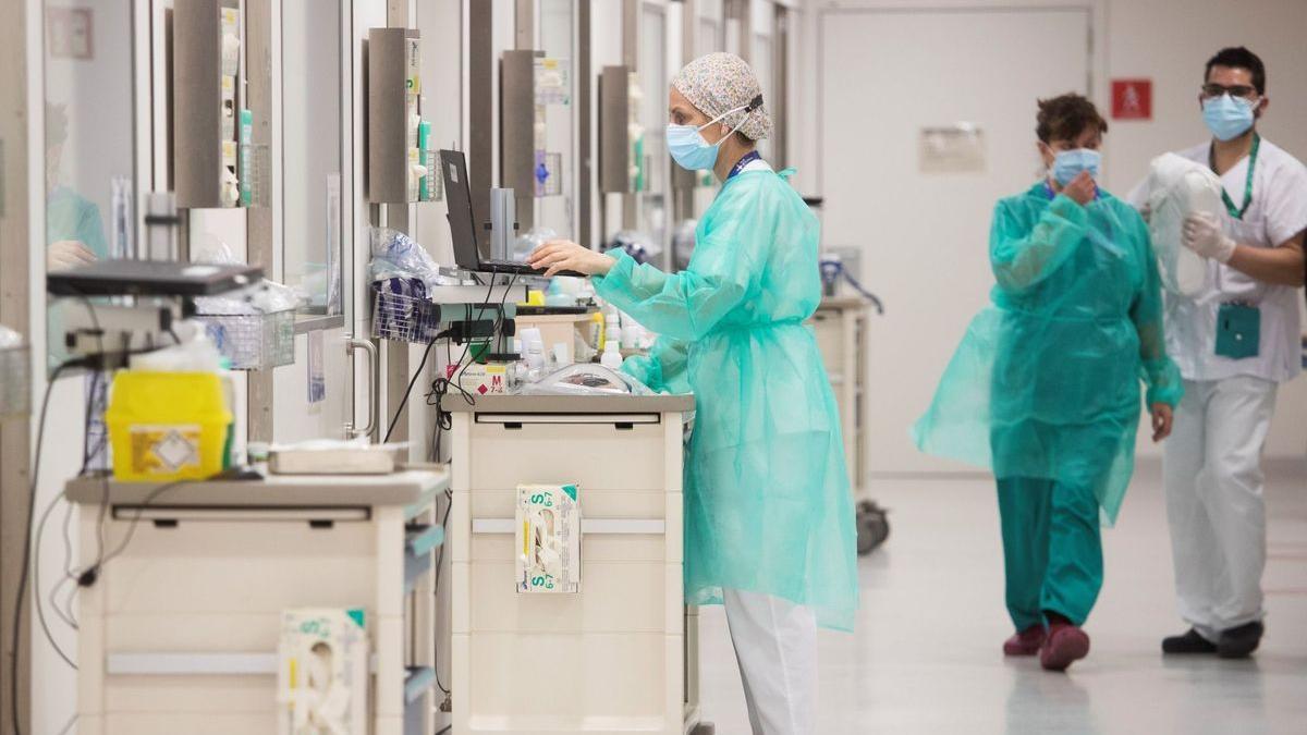 Profesionales sanitarios realizan su trabajo en el servicio de urgencias.