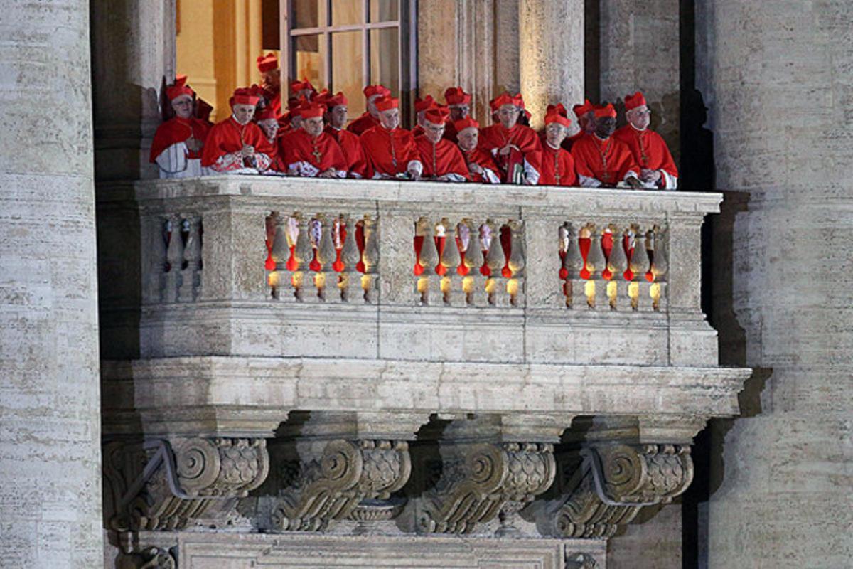 Un grup de cardenals observen la celebració dels feligresos.