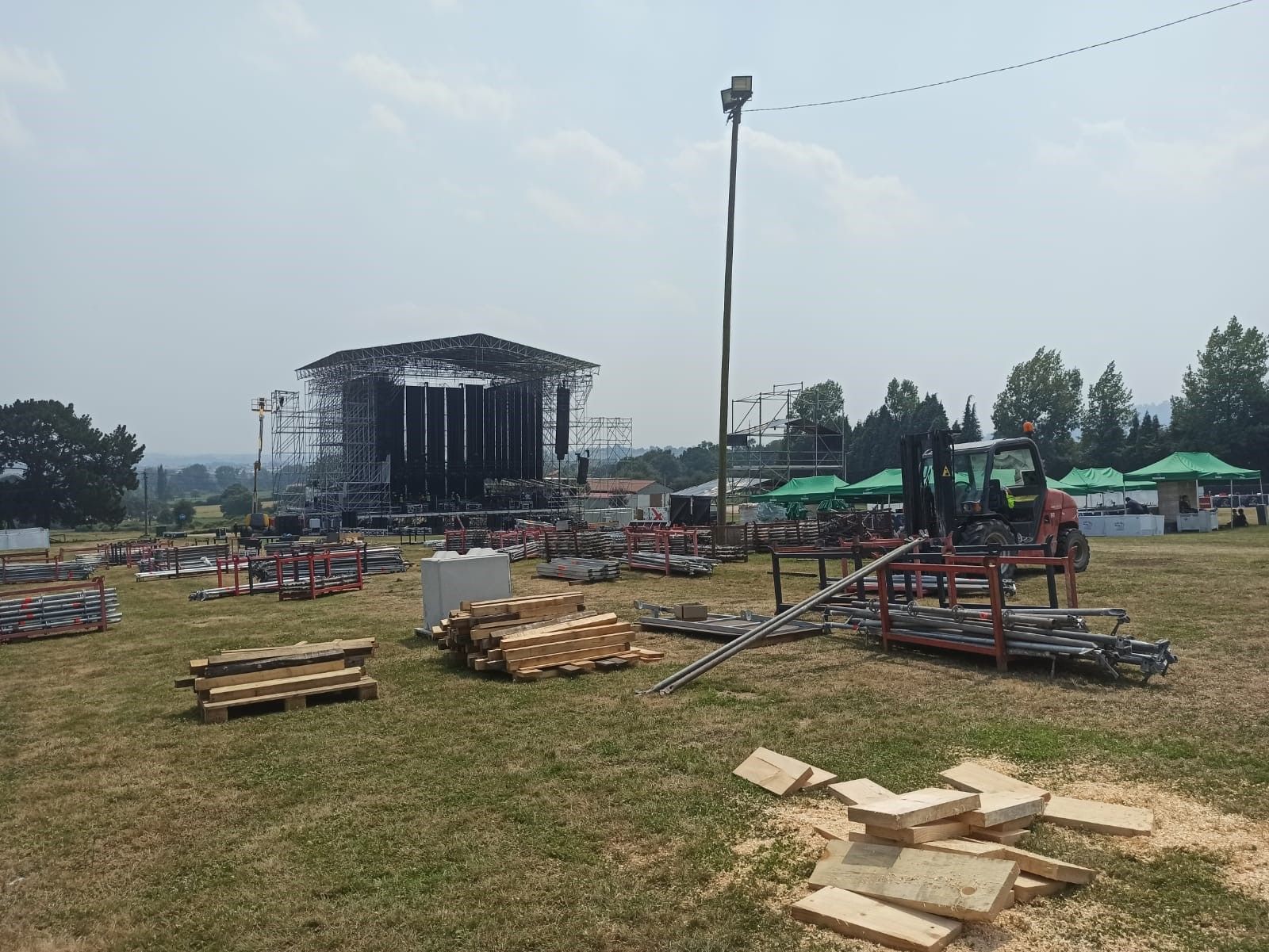 Así se monta el Boombastic y los tres escenarios del festival en Llanera