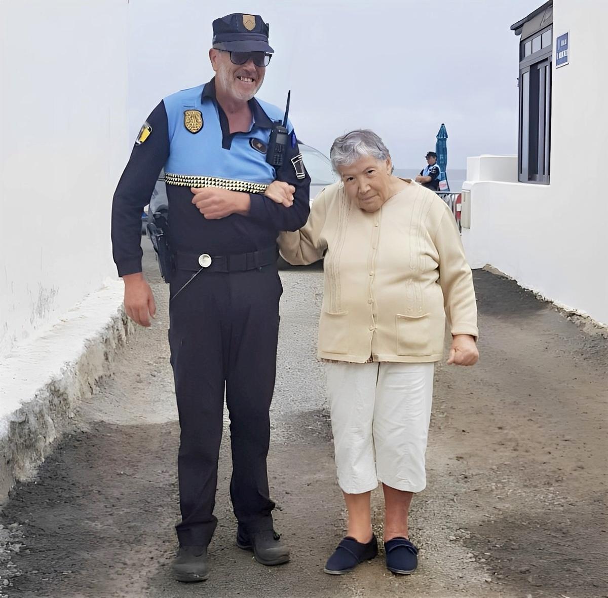 Juan Antonio Machado, de servicio con una vecina en El Golfo.