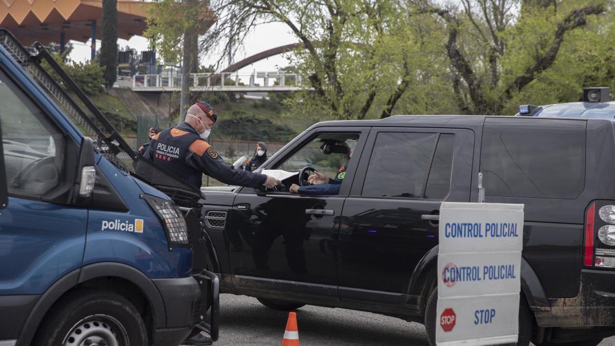 Un control dels Mossos durant l&#039;estat d&#039;alarma, al peatge de l&#039;AP7 de Maçanet de la Selva