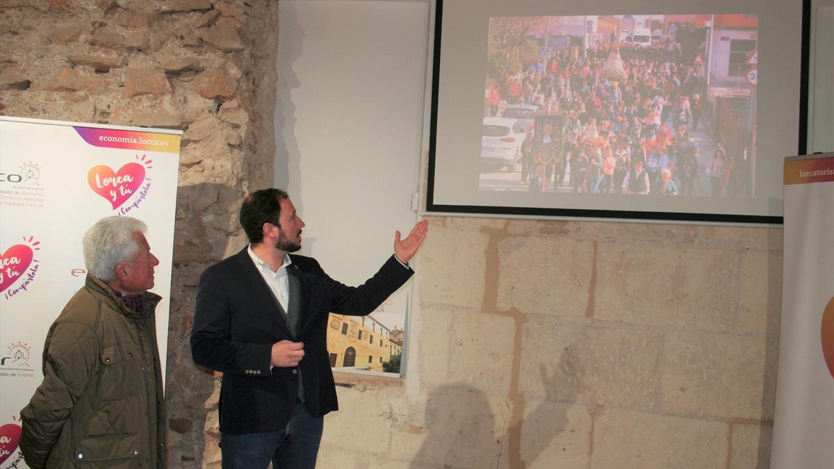 El cronista oficial de La Hoya, Francisco Gómez, y el vicealcalde y edil de Turismo, Francisco Morales, durante la presentación de las fiestas de La Hoya que se celebran este jueves.