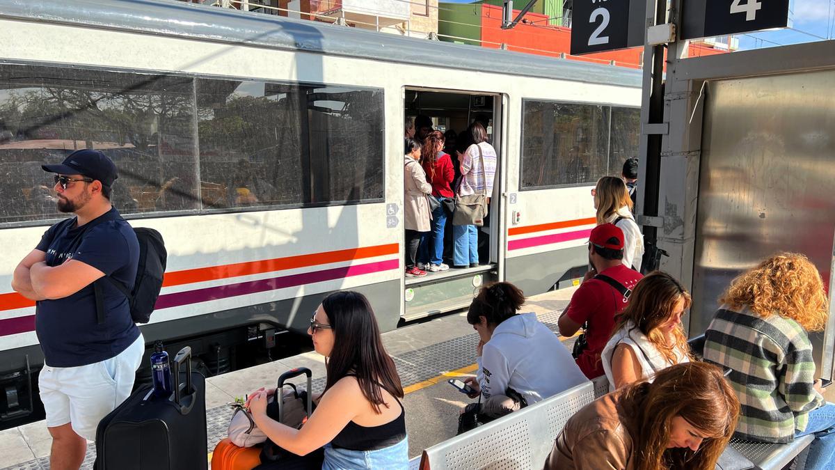 Passatgers esperant a l&#039;estació de Castelldefels de l&#039;R2 de Rodalies aquest dimart