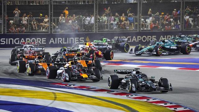 George Russell frente al resto de pilotos en la salida del Gran Premio de Singapur