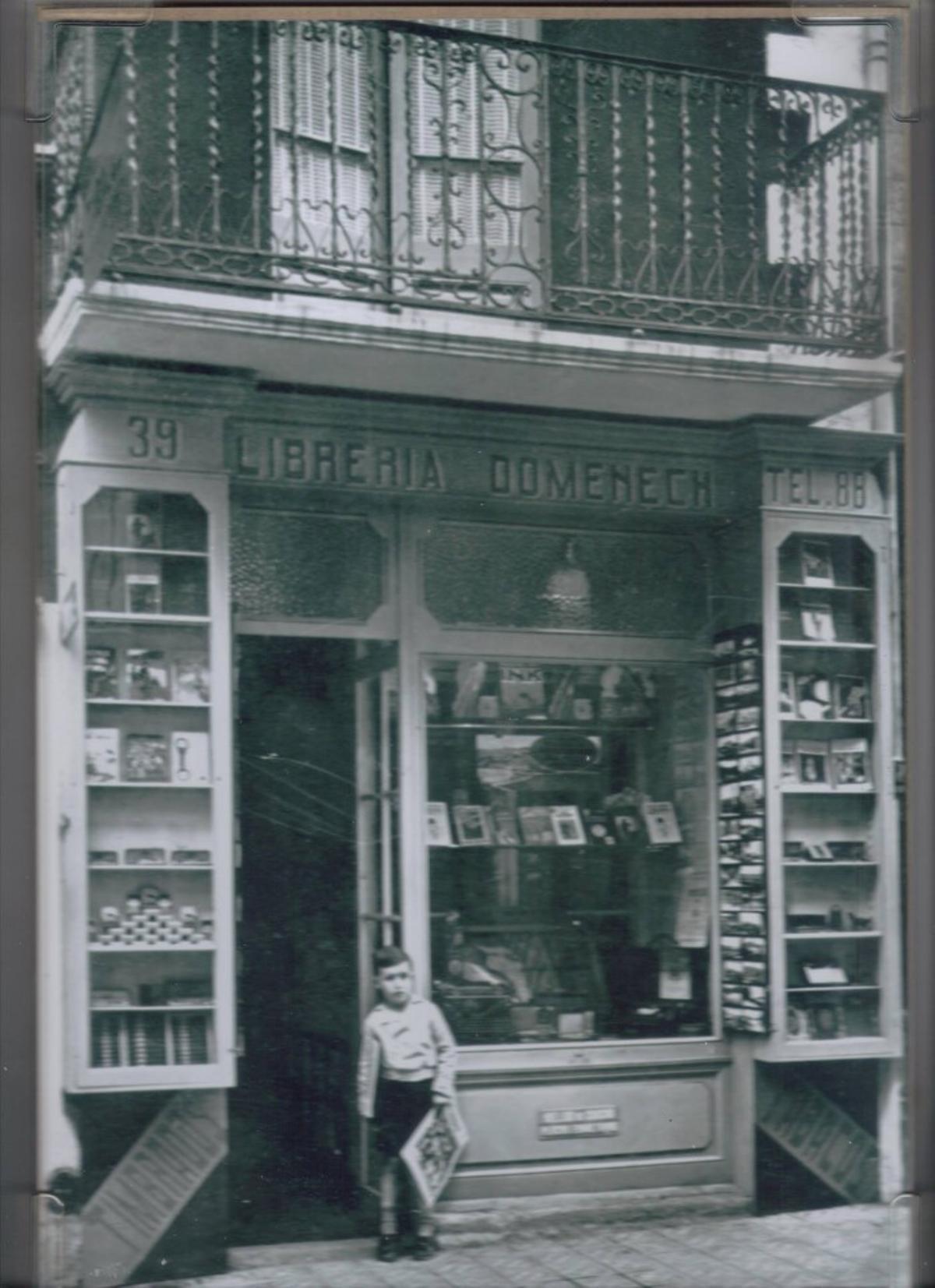 La llibreria Viladessau de Puigcerdà en una imatge antiga