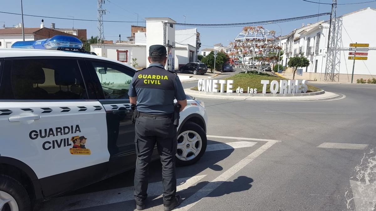 Patrulla de la Guardia Civil a la entrada de la localidad cordobesa de Cañete de las Torres.