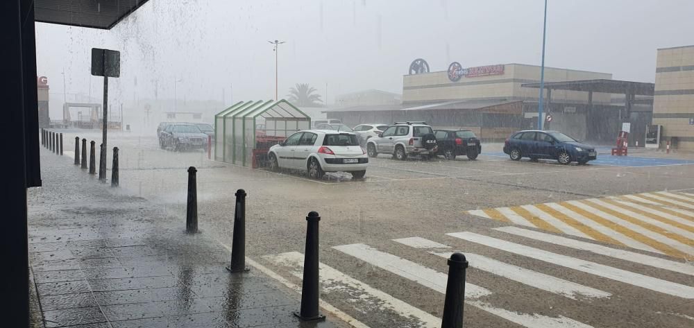 Las lluvias han provocado pequeñas inundaciones en los barrios situados junto a la ladera de la Sierra de Orihuela