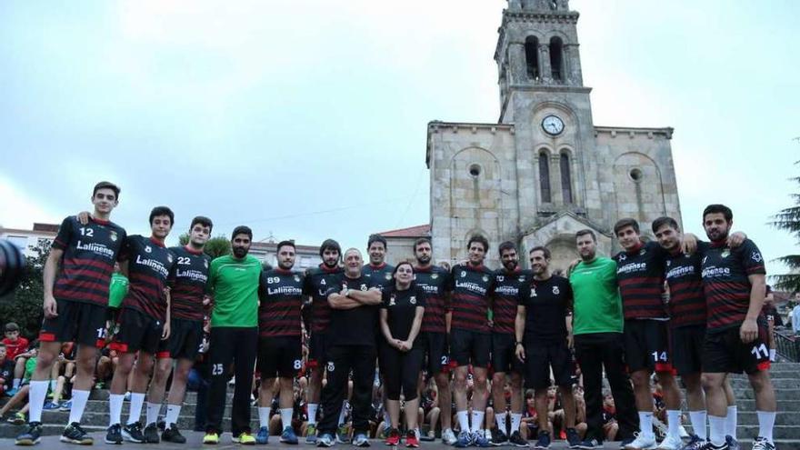 Plantilla y cuerpo técnico del Lalinense, ayer, en las escalinatas de la Praza da Igrexa. // Bernabé