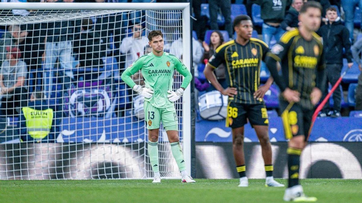 Adrián, cariacontecido con Gomes y Moya por delante, tras el 2-0 del Valladolid.