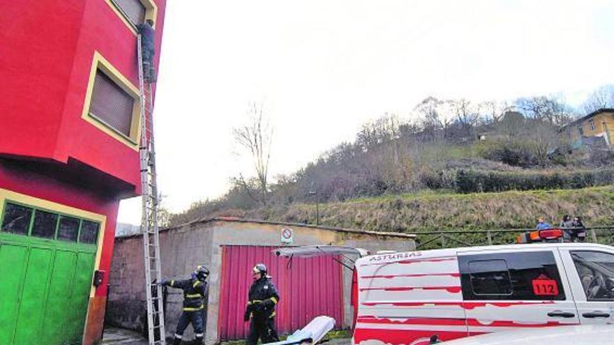 Los bomberos rescatan a una langreana que cayó en su casa